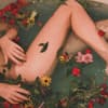 Frau in Badewanne