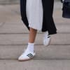 Frau mit Adidas Samba 