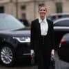 Frau mit Bluse