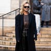 Bill Kaulitz trägt schwarzen Mantel und Lederrock