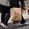 Große Größen bei H&M: Passant trägt Tüte im Sale 