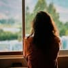 Frau schaut aus dem Fenster