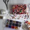Perlenarmband wird mit bunten Perlen selber gemacht