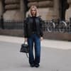 Frau mit Wide Leg Jeans