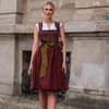 Frau in einem Dirndl