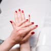 Kurze Shellac Nägel rot