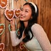 Oktoberfest Frisur mit Haarreif: Frau im Dirndl