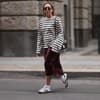 Frau trägt schwarz-weiße Sneaker