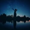 Silhouette einer Frau vor Sternenhimmel
