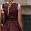 Frau mit einer Handtasche zum Dirndl