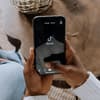 Frau hält Handy mit der TikTok App