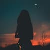 Silhouette einer Frau vor einem Sternenhimmel