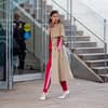 Zendaya trägt roten Joggingsanzug