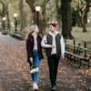 Frau und Mann gehen Arm in Arm