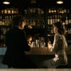 Mann und Frau an der Bar