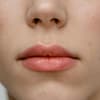 Frau mit vollen Lippen