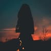 Frau im Sonnenuntergang