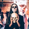 Frau mit Halloween-Verkleidung