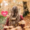 Frau im Herbst