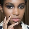 Frau mit Smokey Eyes
