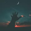 Hand greift nach Mond