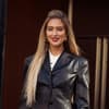 Emili Sindlev im Lederblazer