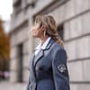 Frau hat geflochtenen, blonden Zopf