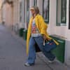 Frau mit karamellblonden Haaren und gelber Sonnenbrille