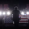 Donald Trump vor Amerika-Flagge