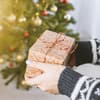 Person mit Geschenk