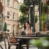 Eine junge Frau arbeitet in einem Café