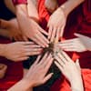 Nagellackfarben und eine Hand