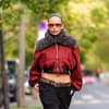 Frau mit Sleek Bun