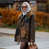 Frau mit Wachsjacke