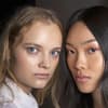 Zwei Models mit natürlichem Make-up