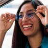 Junge Frau trägt stylische Brille