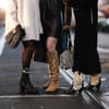 Drei Frauen mit Kleidern