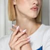 Model mit Nägel in Puderrosa