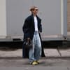 Frau mit hellblauen Jeans
