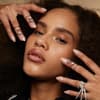 Model mit Satin Nails