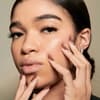 Model mit Coffee Nails