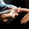 Nagel wird mit Nagellack lackiert