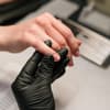 Frau zeigt kleinen Finger