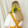 Frau mit Blumen auf der Schulter