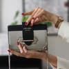 Frau hält Prada Tasche