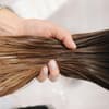 Frau haelt Haare