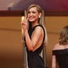 Bella Hadid zeigt Peace-Zeichen