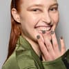 Statt Rot: Diese Nagellackfarbe passt zu deiner ganzen Herbstgarderobe