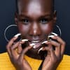 Model mit Pierced Nails