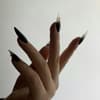 Hand mit Smoke Nails
